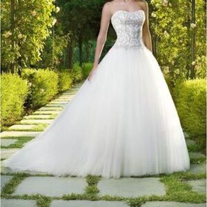 Cream/white sweetheart neckline wedding dress